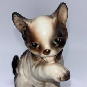 Vintage Napco Ceramic Cat Figurine Made In Japan 3 1/2" Tall Paw Lick
